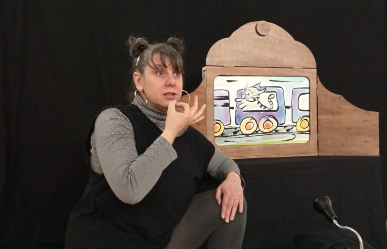 Photographie d'une conteuse racontant un kamishibaï