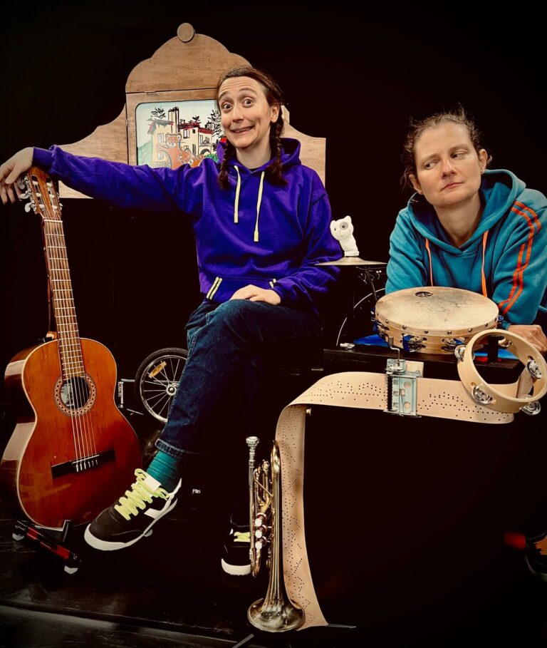 Photo de 2 musiciennes devant un butaï