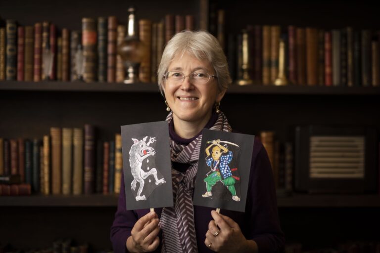 Photo d'une femme racontant un kamishibaï