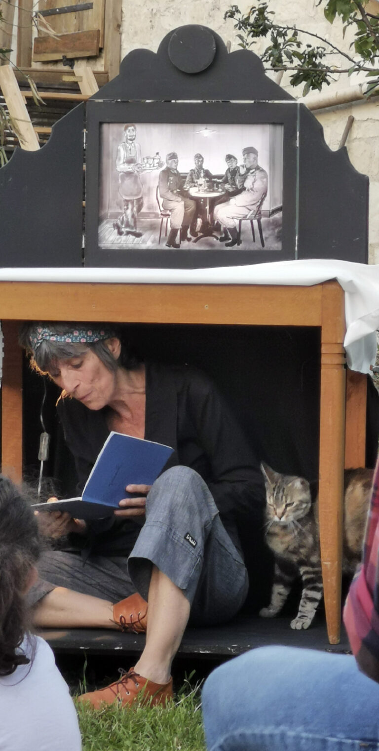 Photographie d'une conteuse racontant un kamishibaï